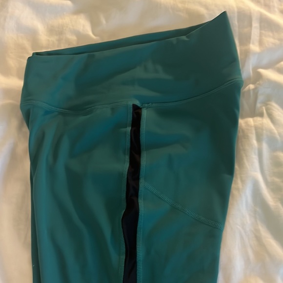 Born Primitive v-cut waistband leggings. Squat proof! - Picture 6 of 7